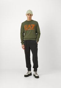 EA7 Emporio Armani TROUSER - Treniņtērpa apakšdaļas - notte