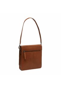 Borsa a tracolla in pelle marrone con una singola tracolla regolabile, dotata di una tasca con zip frontale e una texture liscia. Forma rettangolare con accenti minimi.