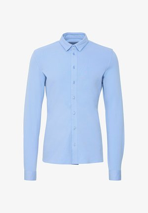 Svetlo modra dolga srajca z ovratnikom, ki se zapenja na gumb, z gladko teksturo, ravnim krojem in majhnimi gumbi spredaj.