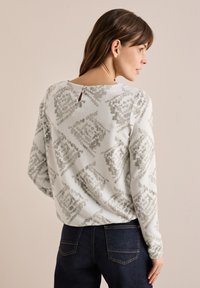 Helles graues Sweatshirt mit geometrischem Muster in dunklerem Grau, weicher Textur, rundem Ausschnitt und Knopfdetail mit Schlüsselloch hinten.