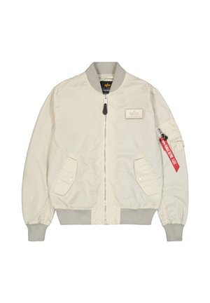 Bež bomber jakna z rebrastim robom in manšetami, zapiranjem na zadrgo, dvema sprednjima žepoma in žepom na rokavu z rdečo detajlnim oznako. Gladek zaključek tkanine.