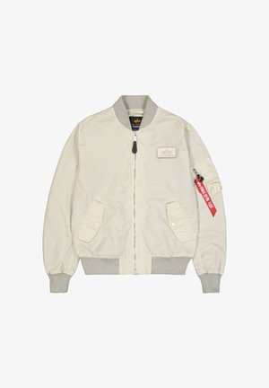 Bež bomber jakna z rebrastim robom in manšetami, zapiranjem na zadrgo, dvema sprednjima žepoma in žepom na rokavu z rdečo detajlnim oznako. Gladek zaključek tkanine.