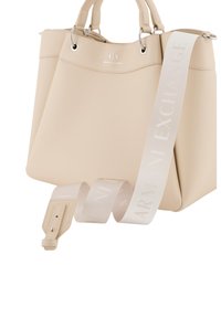 Borsa beige testurizzata con hardware argentato, doppi manici superiori e una tracolla removibile con il nome del marchio in colore chiaro.