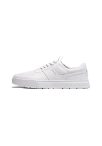 Sneaker bianca in pelle liscia, con dettagli perforati, colletto imbottito e suola in gomma testurizzata con aperture.