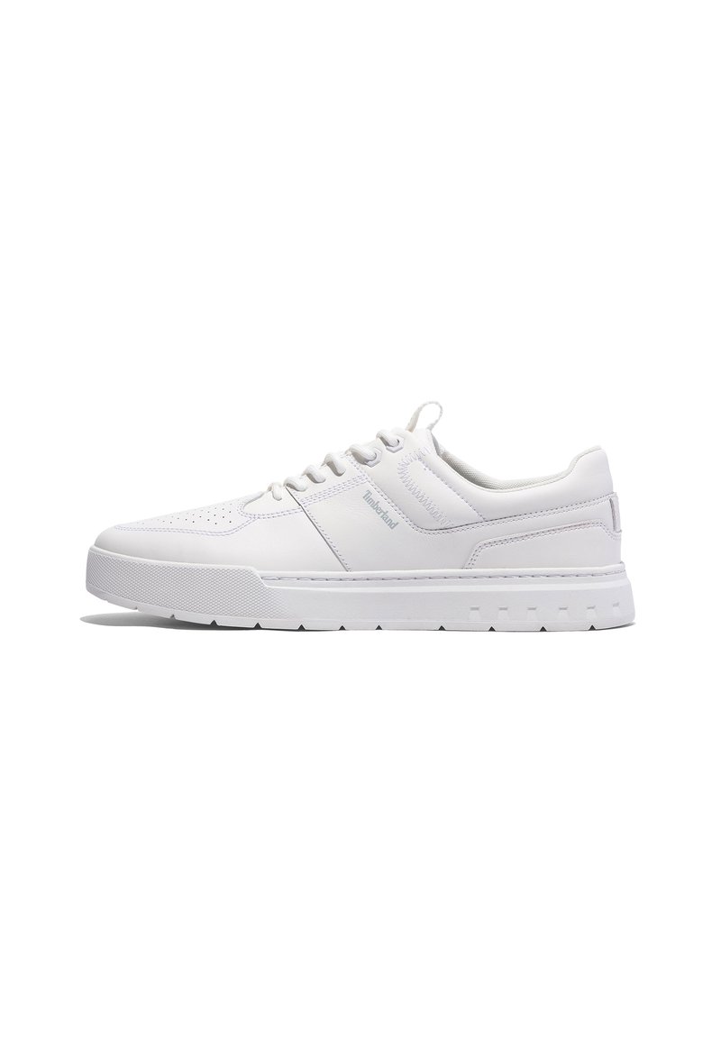 Sneaker bianca in pelle liscia, con dettagli perforati, colletto imbottito e suola in gomma testurizzata con aperture.