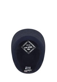 Cappello di lana blu navy con corono arrotondata e visiera curvata. Presenta un tessuto testurizzato e un'etichetta con il nome del marchio e le istruzioni per la cura all'interno.