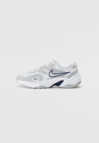 Nike tenisice sa gornjim dijelom od mrežaste i antilop kože u nijansama sive i bijele, s mornarskom plavom akcentom i masivnim bijelim međuslojem.