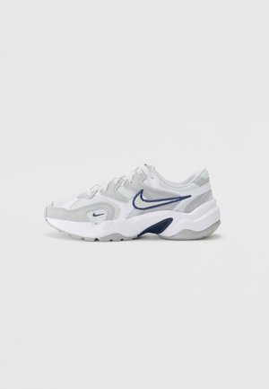 Nike spordijalatsid, mille pealispind on valmistatud võrkmaterjalist ja nahast hallides ja valgetes toonides, tumesinise aktsentiga ning suure valge vaheosaga.