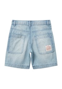 Shorts de denim en azul claro con patrón de cuadros, dos bolsillos traseros, detalles de costura sutiles y una etiqueta de la marca en el bolsillo derecho.
