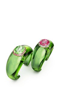 Gröna akrylbanglar med stora, ovala ädelstenar; en har en grön sten med rosa accenter, den andra har en rosa sten med lila accenter.