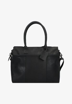 Bolso de piel negro con dos asas, una correa de hombro ajustable, textura suave y diseño rectangular. Incluye una etiqueta de equipaje.
