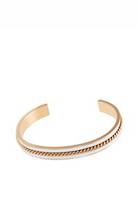 Brazalete de tono dorado con diseño de cuerda retorcida en el centro, con superficies exteriores lisas y extremos abiertos para un ajuste ajustable.