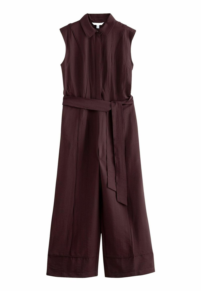 Tutina bordeaux senza maniche con colletto, chiusura frontale a bottoni, vita con cintura e gambe larghe e corte. Texture del tessuto liscia.
