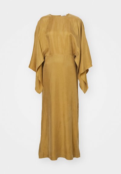 Robe longue de couleur moutarde en tissu lisse, avec des manches larges, un col rond et une coupe décontractée à partir de la taille.