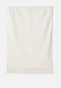 Écharpe blanche et douce avec une texture lisse, dotée de détails à franges en bas. Forme rectangulaire adaptée pour envelopper ou superposer.