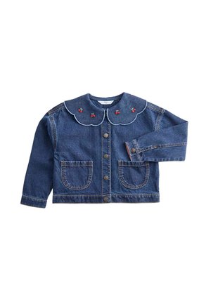 Giacca di jeans blu per bambini con colletto smerlato ricamato con ciliegie rosse, bottoni frontali, due tasche frontali e maniche lunghe.