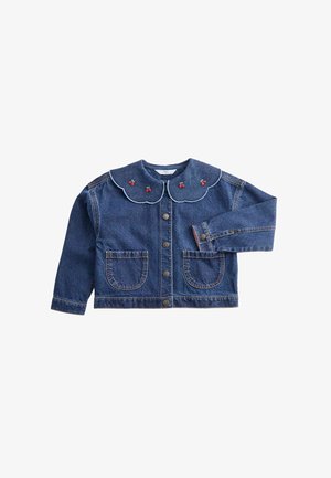 Blauwe spijkerjas voor kinderen met een geschulpte kraag geborduurd met rode kersen, knopen aan de voorkant, twee voorzakken en lange mouwen.