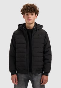 Zwarte gewatteerde jas met capuchon, ritssluiting aan de voorkant, geribde manchetten en tailleband. Voorzien van een logo op de borst en een gladde stoftextuur.