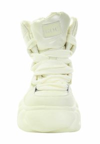 Sneakers wulkanowe w miękkiej kremowej skórze. Okrągły czubek, wyściełany język i teksturowane sznurowadła. Posiada naszywkę z logo na języku oraz grubo zachodzące podeszwy.