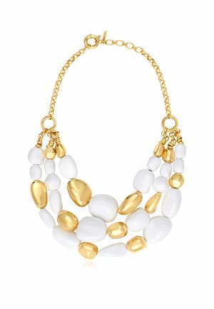Collier chaîne en or avec trois rangs de perles blanches et dorées irrégulières de formes et tailles variées sur fond blanc.
