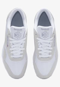 Bílé tenisky s šedými semišovými akcenty, šněrovací design, polstrovaný límec a značka Reebok na jazyku a boku. Klasická silueta.