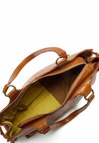 Borsa in pelle marrone con texture, chiusura con zip, fodera interna gialla e due manici per il trasporto.