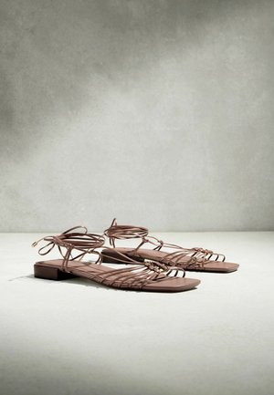 Next, REGULAR FIT - N. PREMIUM LEATHER SQUARE TOE HARDWARE ANKLE WRAP SANDALS  . - Riemensandalette - taupe