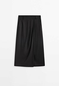 Jupe formelle noire, coupe ajustée, longueur genoux, dotée de poches latérales et d'un tissu lisse et texturé avec des plis subtils au niveau de la taille.