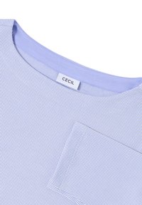 Himmelblaues T-Shirt mit feinen weißen Streifen, Rundhalsausschnitt und einer linken Brusttasche. Aus Baumwollmaterial mit glatter Textur.