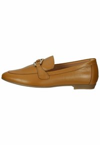 Hellbraune Lederloafers mit runder Zehenform, einem kleinen dekorativen Schnallenverschluss auf der Vorderseite und einer flachen Sohle. Glatte Textur mit feinen Nähdetails.