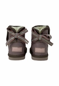 Stivaletti alla caviglia in suede marrone con fodera sintetica, caratterizzati da un interno morbido, punta arrotondata e fiocchi decorativi rosa e argento sul retro.