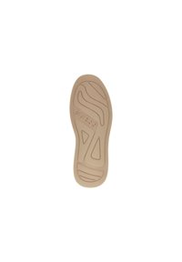 Suola di una scarpa beige con battistrada decorato e il nome del marchio "GUESS" impresso al centro su uno sfondo bianco.