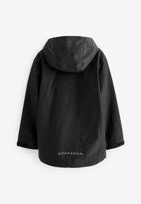 Veste noire imperméable avec capuche, tissu texturé et bande réfléchissante sur le bas du dos. Design ample avec des manches longues.