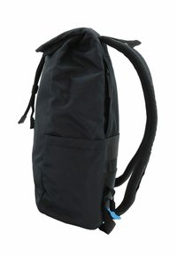 Zaino nero con design a roll-top, in tessuto, con zip laterale, spallacci imbottiti e una tasca esterna.
