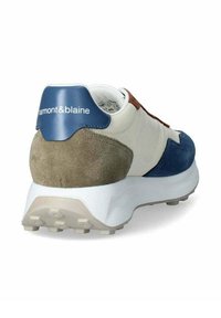 Scarpa sportiva in suede blu, crema e marrone con un retro testurizzato, dettagli con logo e una suola bianca e robusta per una migliore aderenza.