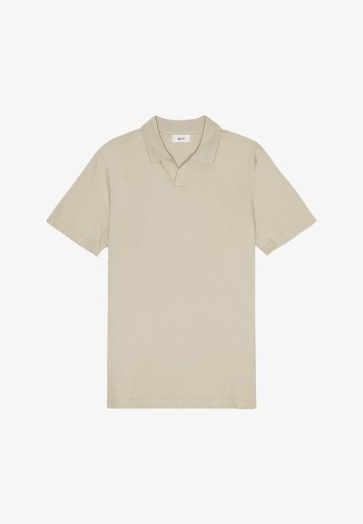 Polo shirt en coton beige avec un col rabattu, des manches courtes et une texture subtile. Présente une patte de boutonnage centrale avec deux boutons.