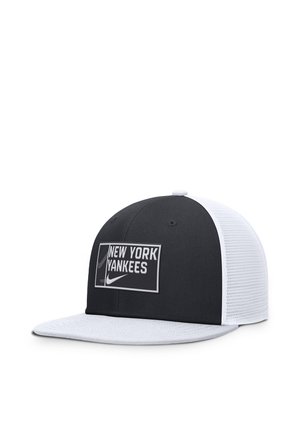 Cappellino da baseball New York Yankees bianco e nero con retro in mesh e visiera piatta, con logo della squadra e swoosh Nike sulla parte frontale.