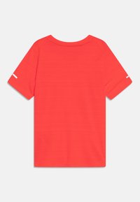 Nike Performance MILER UNISEX - T-shirt desportiva - bright crimson