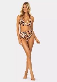 Zestaw bikini z trójkątnym stanikiem i wysokim stanem w beżowe i czarne abstrakcyjne wzory, wykonany z elastycznego materiału.