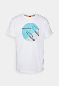 Bílá tričko s krátkým rukávem a modrou grafikou kruhového bazénu, kovovým žebříkem do bazénu a textem "POOLSIDE BOSS" na přední straně.