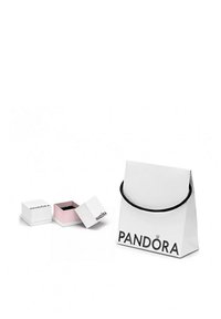 Sac en papier blanc avec une poignée noire, portant le logo "PANDORA" ; de petites boîtes à bijoux blanches et roses sont partiellement ouvertes à côté.