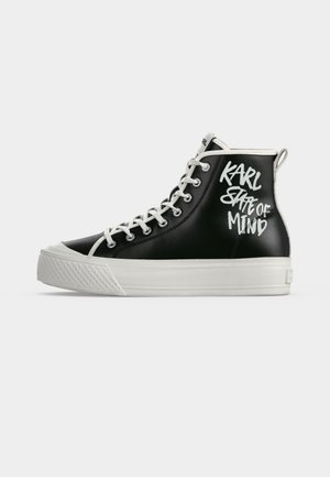 Sneaker nera alta con lacci e suola bianchi, con testo bianco "KARL STATE OF MIND" sul lato.