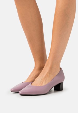 Lavendelfärgade läderpumps med spetsig tå och låg blockklack. Slät yta och minimalistisk design.