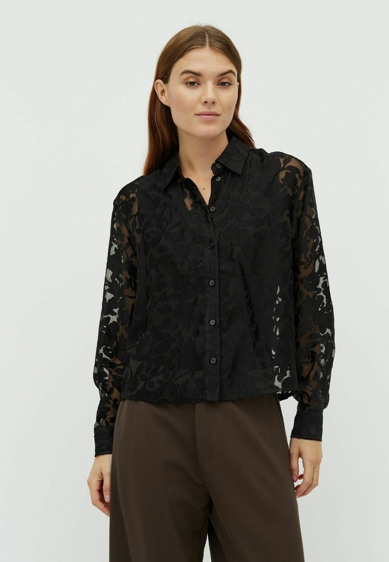 Bluză cu model floral negru, realizată dintr-un material transparent, cu închidere prin nasturi, mâneci lungi și o croială lejeră.