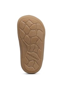 Beige Gummisohle mit strukturiertem, profiliertem Muster und dem Markennamen "NATURINO", der in der Nähe der Ferse aufgedruckt ist. Hat eine abgerundete Form.