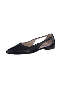 Chaussure plate en cuir noir avec un bout pointu, une découpe sur le côté et une bride ajustable à la cheville. Texture lisse et petit talon pour le confort.