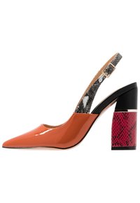 Oranžová patentní kožená slingback obuv s špičatou špičkou, strukturovaným šedým popruhem a blokovým podpatkem s růžovými hadími vzory.