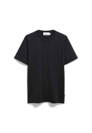 Schwarzes Baumwoll-T-Shirt mit kurzen Ärmeln, rundem Ausschnitt und einer Brusttasche. Glatte Textur, keine sichtbaren Muster, minimalistisches Design.