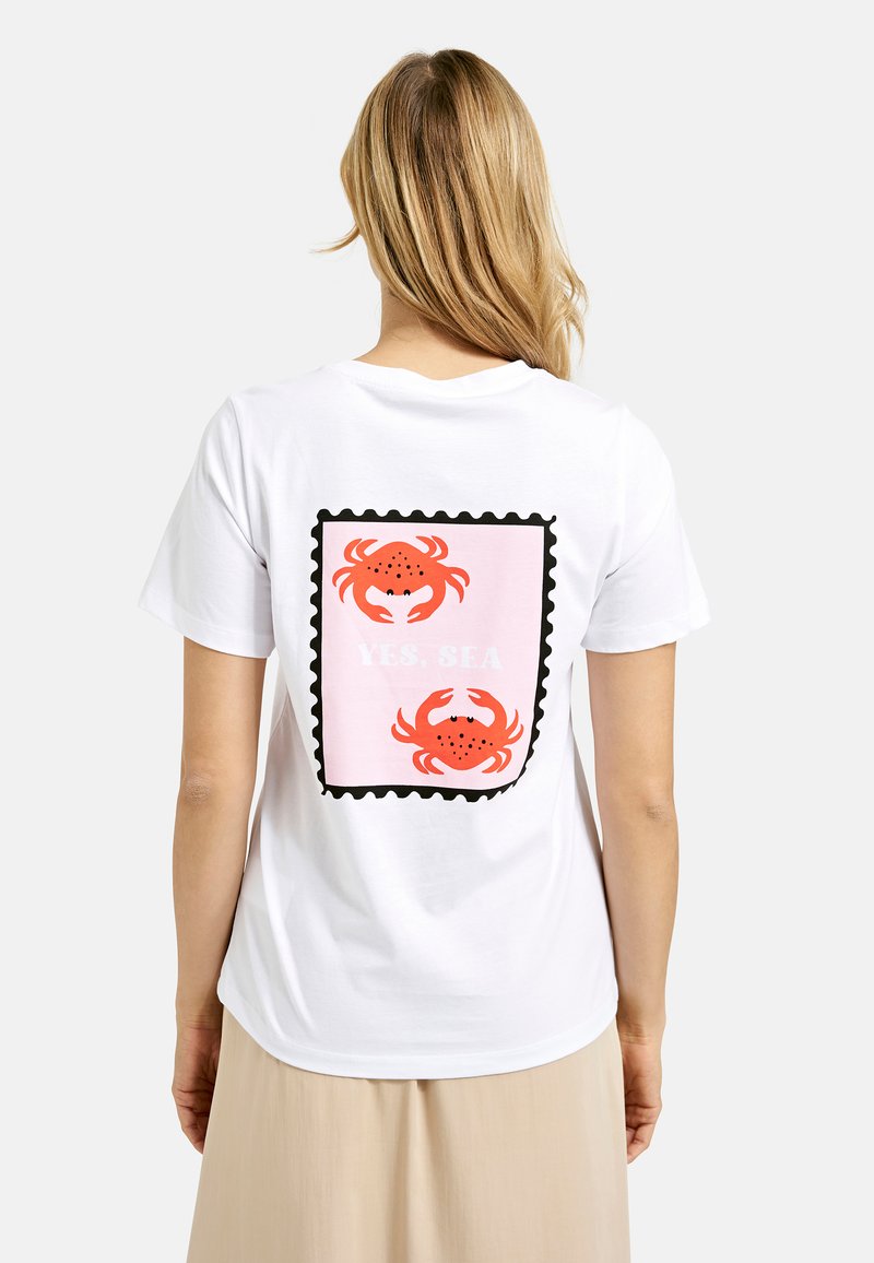 Weißes T-Shirt mit einem rosa rechteckigen Grafikdruck, der zwei orangefarbene Krabben und den Text "JA, MEER" zeigt, eingerahmt von einem schwarzen gewellten Rand.