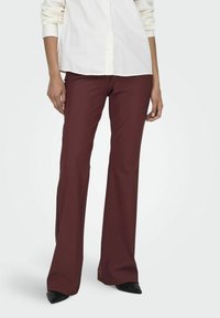 ONLY MIT WEITEM BEINSCHNITT TRAVEL MITTLERE TAILLE AUSGESTELLT - Pantaloni - red mahogany
